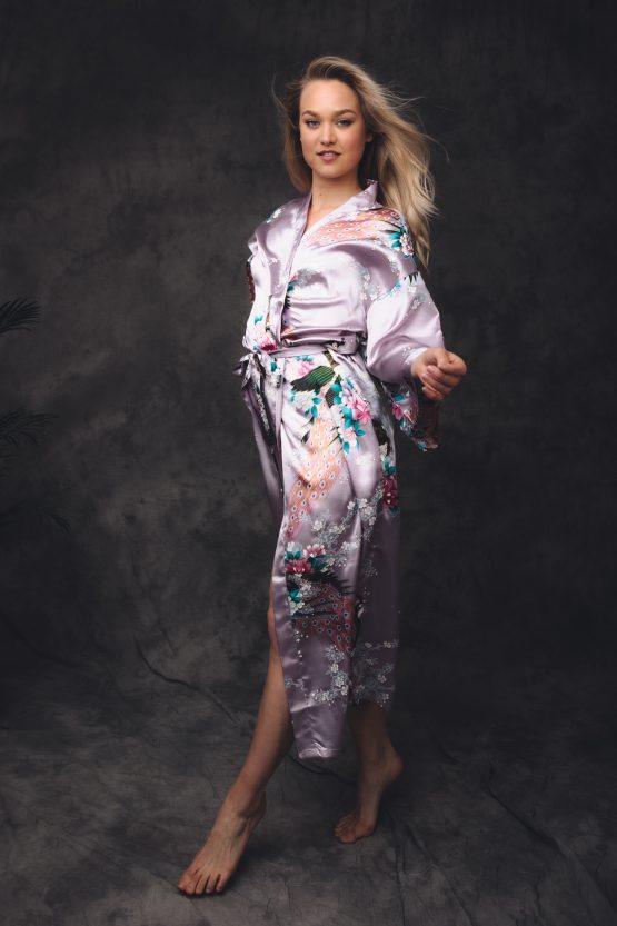 vrouw in satijnen kimono lila met pauw