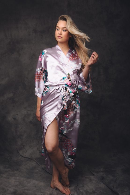 vrouw in satijnen kimono lila met pauw