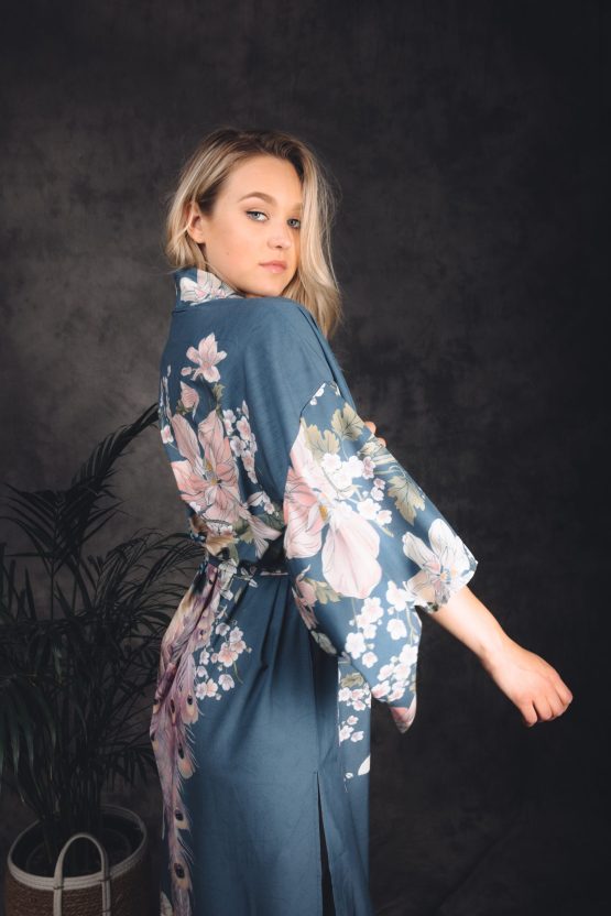 vrouw in japanse kimono met bloemen en pauw