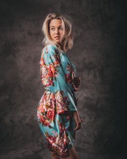 vrouw in satijnen bloemen kimono