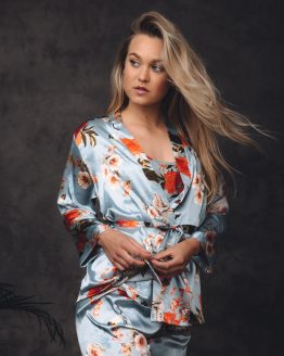 Vrouw in satijnen pyjama met bloemenprint