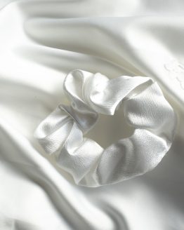 satijnen scrunchie wit liggend op witte kimono satijn
