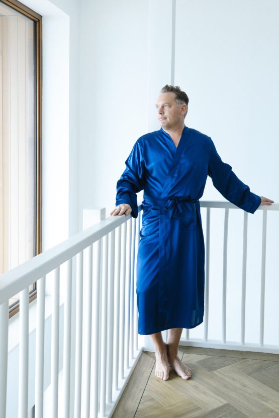 Man in blauwe satijnen kimono