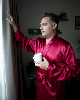 man in satijnen kimono met kop koffie