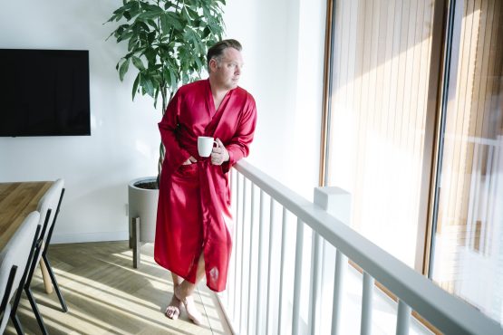 man in satijnen kimono koffie drinken