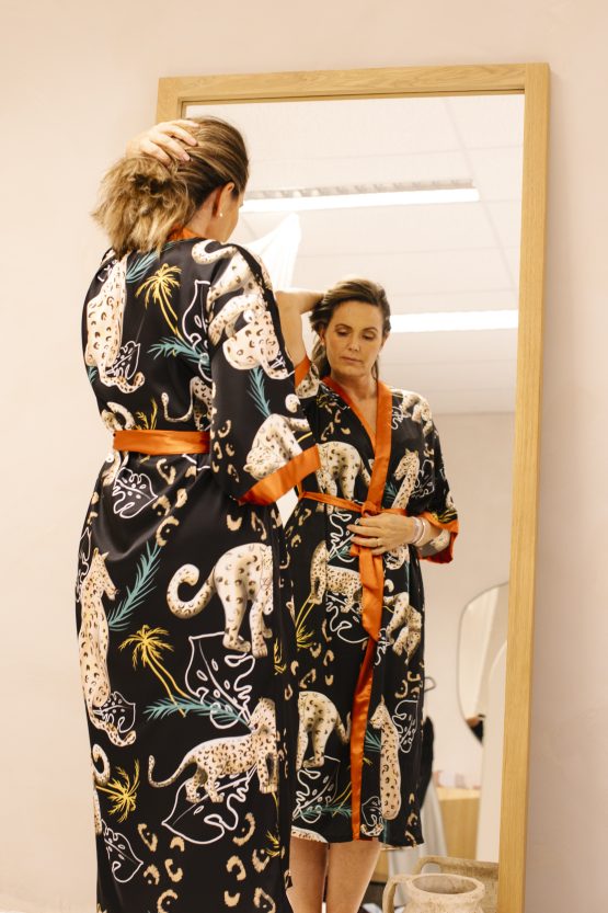 Vrouw in kimono voor spiegel
