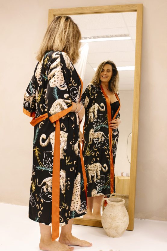 Vrouw sexy in kimono voor de spiegel