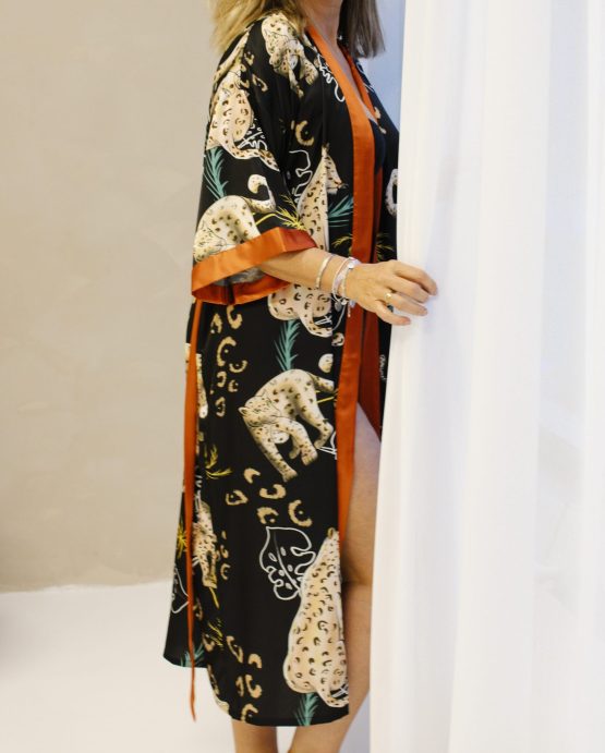 Vrouw in panter kimono voor het raam